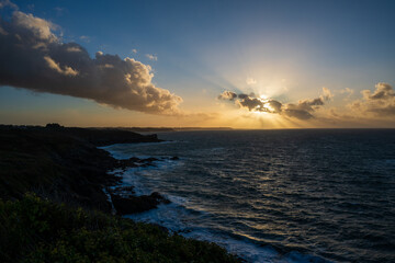 Photographie du Point du Grouin à Cancale en Bretagne (France), montrant les falaises rocheuses dominant l’océan Atlantique. Station d’observation et sentier côtier surplombant une mer agitée, vagues  © d70 Philippe Dougoud