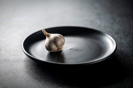 garlic in a bowl