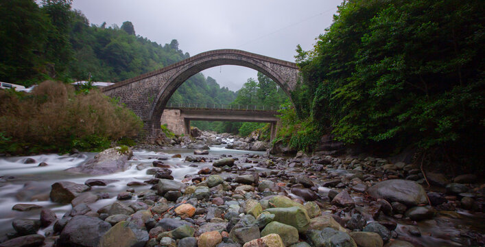 Kapisre Stream is the largest waterway in the district. Arhavi is famous for the Arhavi Culture and Arts Festival, which has been held since 1973.