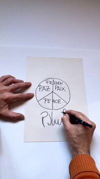 Paz en dibujo a papel y paloma no a la guerra pintada con varios idiomas