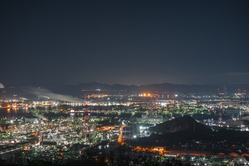 Obraz premium 日本の岡山県倉敷市の水島コンビナートの美しい工場夜景