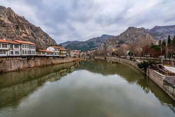 Obraz premium Old Ottoman houses panoramic view by the Yesilirmak River in Amasya City. Amasya is populer tourist destination in Turkey.
