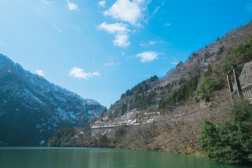 Obraz premium 庄川峡遊覧船の美しい景色