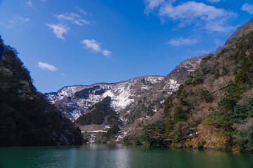 Obraz premium 庄川峡遊覧船の美しい景色