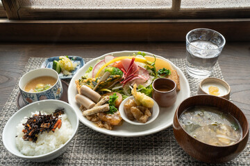 古民家カフェならのき　野菜沢山のプレートランチ