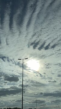 Timelapse trayecto en auto con cielo y nubes en movimiento