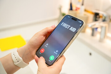 Women calls emergency services. Urgent medical attention needed. What to do in an emergency before paramedics arrive. First aid response and life saving steps during a critical situation at home