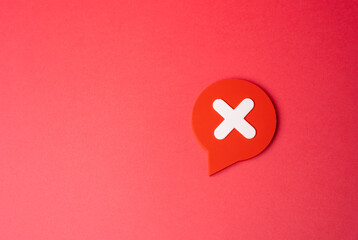 Obraz premium Comment cloud for denial and refusal. Disagreeing, protesting the decision, refusing. Public reaction and online feedback concept with protest communication and freedom of speech debate