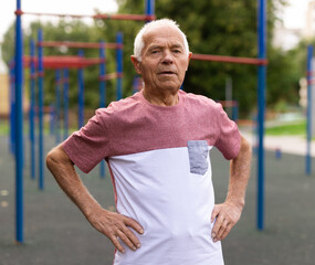 Obraz premium Senior man in sportswear standing in outdoor playground