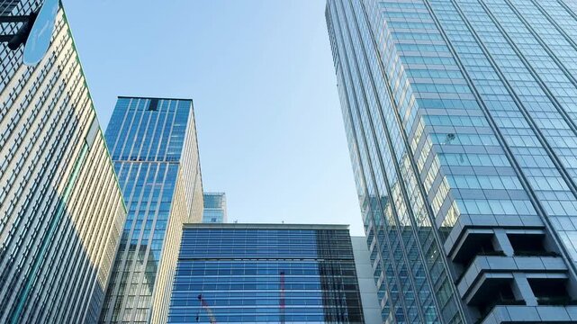 東京駅周辺の高層ビル群と映り込む大型クレーン ティルトショット