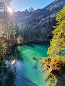 Der Blausee ist trotz seiner geringen Gr&ouml;sse einer der bekanntesten Bergseen der Schweiz. Er ist ein beliebtes Ausflugsziel im Berner Oberland.