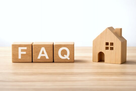 住宅ローンの相談やマイホーム購入の疑問を解決する木製ブロックのFAQと家のオブジェ