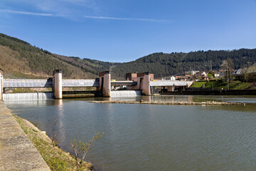 Fototapeta premium Weir and lock on the Neckar River near Hirschhorn during renovation