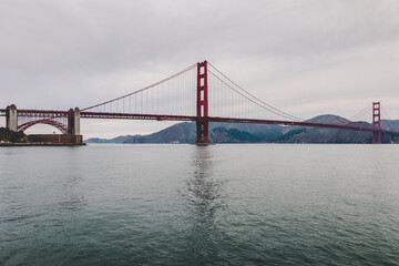Obraz premium Golden Gate Bridge with calm water reflection on an overcast day in San Francisco