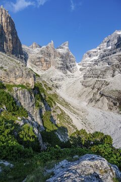 Mountain valley, Castelletto Superiore and Cima Sella peaks, back Scharte Bocca di Tuckett, Brenta Mountains, Brenta, Brenta-Adamello Natural Park, Trentino, Italy