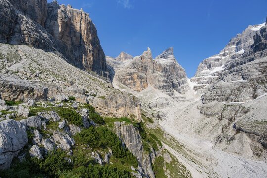 Mountain valley, Castelletto Superiore and Cima Sella peaks, back Scharte Bocca di Tuckett, Brenta Mountains, Brenta, Brenta-Adamello Natural Park, Trentino, Italy