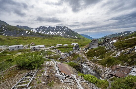 Building of the former Gold Mine Independence Mine in mountainous landscape, Independence Mine State Historical Park, Hatcher Pass, Talkeetna Mountains, Alaska, USA