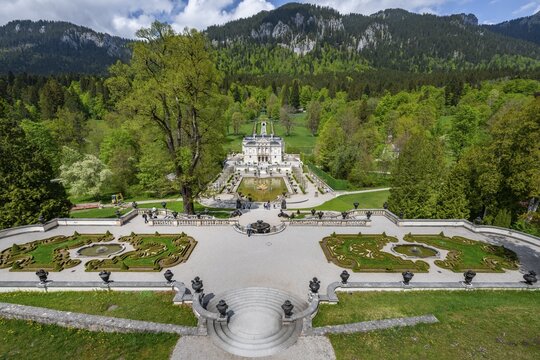Royal Villa Linderhof Palace with fountain and terraced gardens, municipality of Ettal, district of Garmisch Partenkirchen, Upper Bavaria, Bavaria, Germany