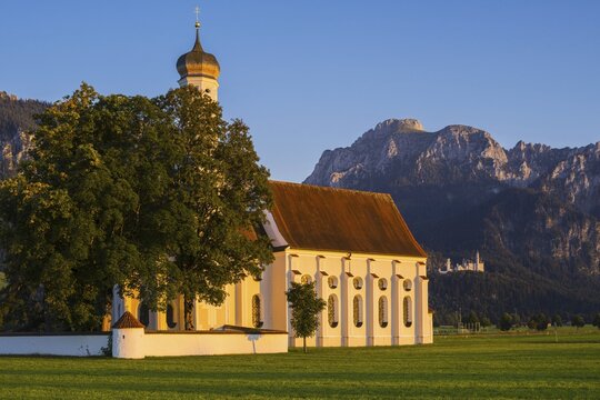Pilgrimage Church of St. Coloman, behind it Neuschwanstein Castle, Schwangau, near F&uuml;ssen, and the S&auml;uling, 2047m, Allg&auml;u, Bavaria, Germany