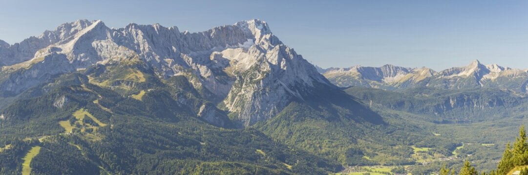 Panorama from Wank, 1780m, onto the Wetterstein Mountains with Alpspitze 2628m, Jubil&auml;umsgrat and Zugspitze 2962m, Werdenfelser Land, Upper Bavaria, Bavaria, Germany