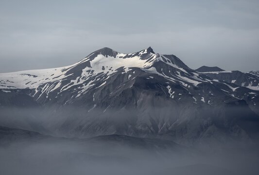 Ymir and &Aacute;sgrindur peaks with Tindfjallaj&ouml;kull glacier, Fimmv&ouml;r&eth;uh&aacute;ls hiking trail, Heljarkambur, &THORN;&oacute;rsm&ouml;rk Nature Reserve, Su&eth;urland, Iceland