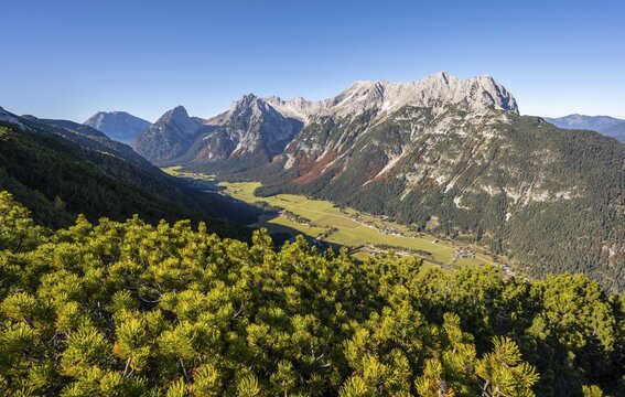 Wetterstein Mountains, Brunnsteinspitze and Rotwandlspitze, and view from the Gro&szlig;e Arnspitze, mountain valley and mountains, near Scharnitz, Bavaria, Germany