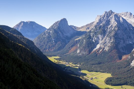 Western Karwendelspitze, Wetterstein Mountains, and view from the Gro&szlig;e Arnspitze, mountain valley and mountains, near Scharnitz, Bavaria, Germany