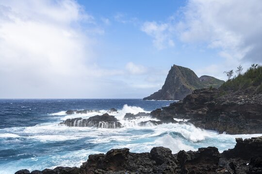 Rocky coast with roaring sea, Kahakuloa Bay, Maui, Hawaii, USA