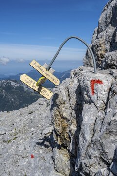 Bent signpost, Nuaracher H&ouml;henweg, Loferer Steinberge, Tyrol, Austria