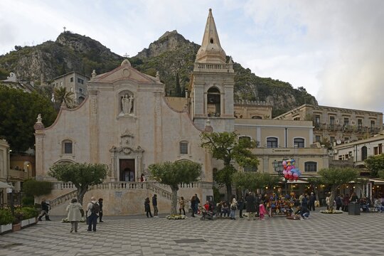 Piazza IX Aprile, Taormina, Sicily, Italy