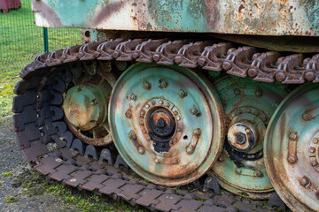 Obraz premium The front of a green and black tank