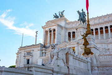 Naklejka premium Historic building with statues in a public square during daylight in Rome