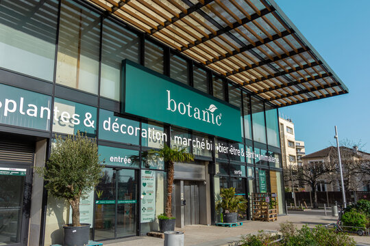 Rueil-Malmaison, France - 26 f&eacute;vrier 2026: Vue ext&eacute;rieure d'un magasin Botanic, entreprise fran&ccedil;aise et cha&icirc;ne de magasins sp&eacute;cialis&eacute;s en jardinerie, animalerie, cosm&eacute;tiques et alimentation bio