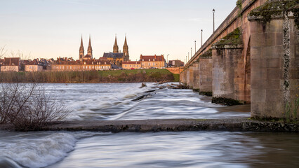 Le pont Régemortes à Moulins sur la rivière Allier au coucher du soleil © michel