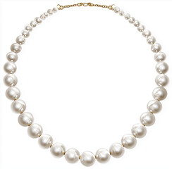 Fototapeta premium A beautiful pearl necklace with a gold clasp on a white background