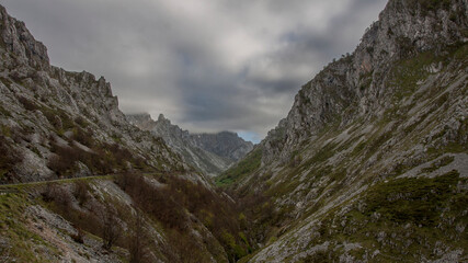 Obraz premium Paisaje espectacular de desfiladero en Picos de Europa bajo un cielo nublado