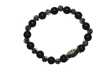 Obraz premium A close-up shot of a unique jewelry piece featuring black beads and skull motifs