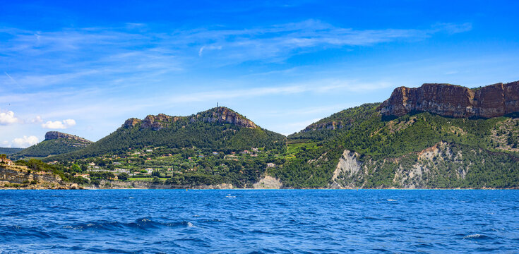Panorama sur Cassis avec la Couronne de Charlemagne, les falaises, le vignoble et les calanques, Var, Provence, France