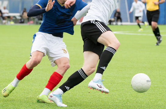 Hamburg, Deutschland &ndash; 22. Januar 2026: Fu&szlig;ballspieler im Zweikampf in einem Fu&szlig;ballspiel, die Spieler tragen Trikot und Fu&szlig;ballschuhe mit Logo von ADIDAS und Skechers, Fu&szlig;ball mit Logo von DERBYSTAR