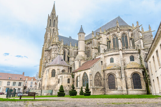 Ext&eacute;rieur de la Cath&eacute;drale Notre-Dame de Senlis - Paroisse Saint Rieul dans l'Oise, France.