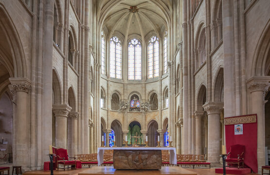 Int&eacute;rieur de la Cath&eacute;drale Notre-Dame de Senlis - Paroisse Saint Rieul dans l'Oise, France.