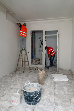 Plastering Ceiling Corners