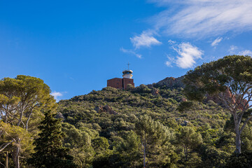Vue sur le phare depuis le Port du Poussaï sur la commune de Saint-Rapahël sur la Côte d'Azur en France © Gerald Villena