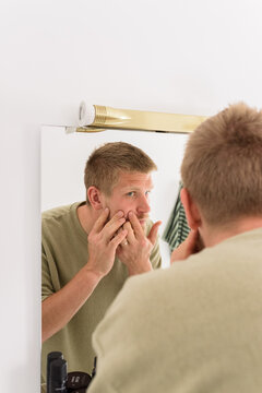 Man squeezing pimple 