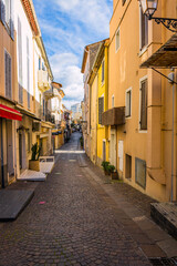 Dans les rues de Sainte-Maxime sur la Côte d'Azur en France