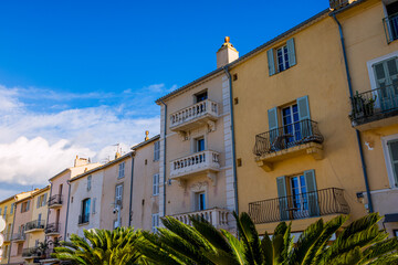 Fototapeta premium Dans les rues de Saint-Tropez sur la Côte d'Azur en France