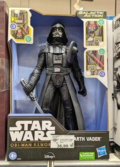 Fototapeta premium Figura de acción de Darth Vader de Star Wars en juguetería Toy Planet en Madrid, España, 7 de febrero de 2026