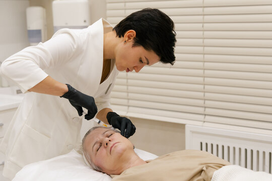 Professional Facial Injection Treatment in Aesthetic Clinic