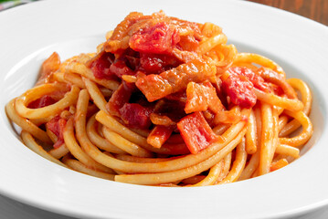 Bucatini all'amatriciana, ricetta tipica di pasta romana, Cibo Italiano 