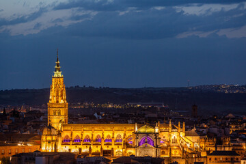 Obraz premium Aerial night view of the illuminated Toledo Cathedral